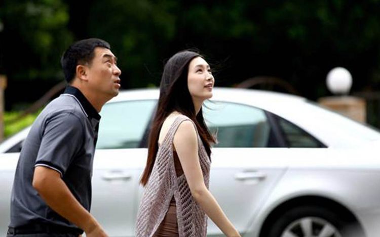 张嘉译闫妮再度合作,出演的还是夫妻档,和高中生的女儿斗智斗勇