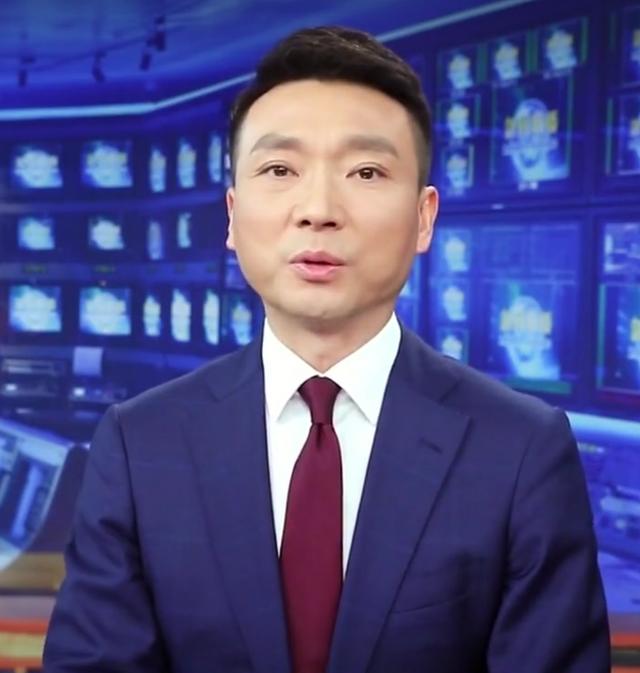 央视主持人康辉现身直播带货,身穿2000平价衣服,网友大赞接地气|新闻