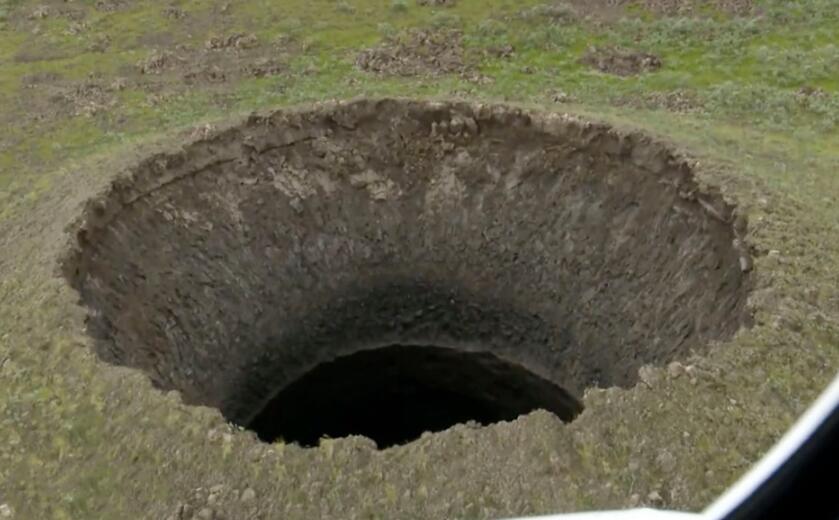西伯利亚惊现巨型坑洞,深达50米,碎石和泥土被抛出几百米之外