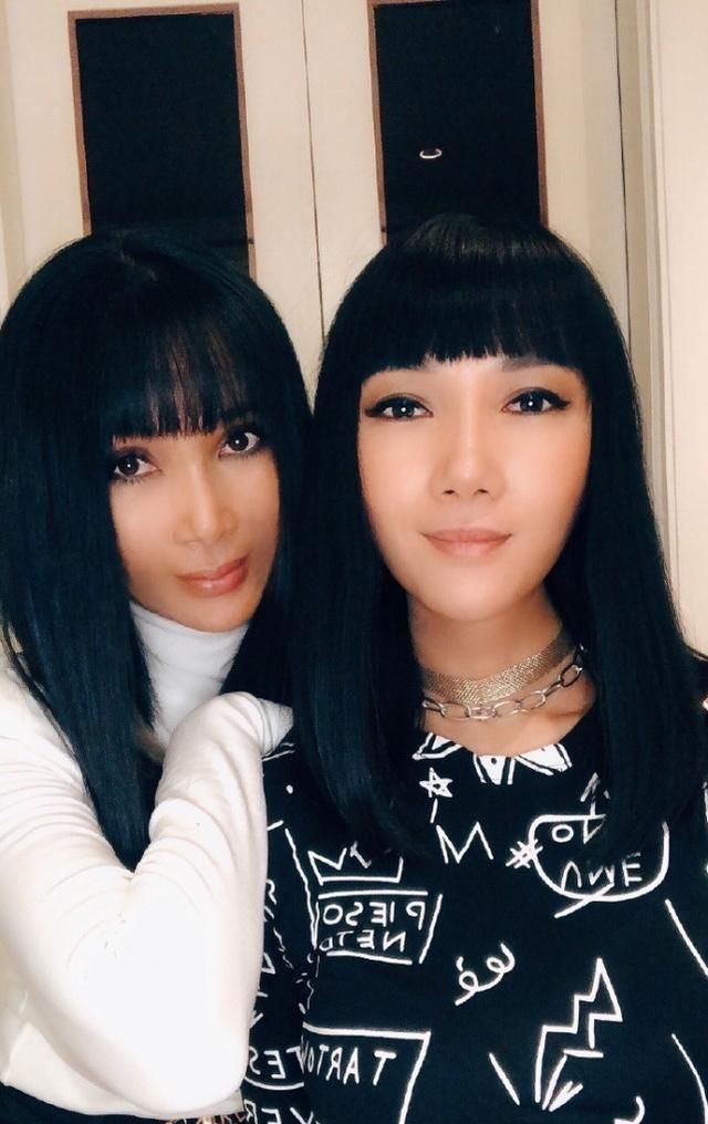 张咪晒与女儿合影,同款造型似双胞胎姐妹,抗癌成功半年活出精彩