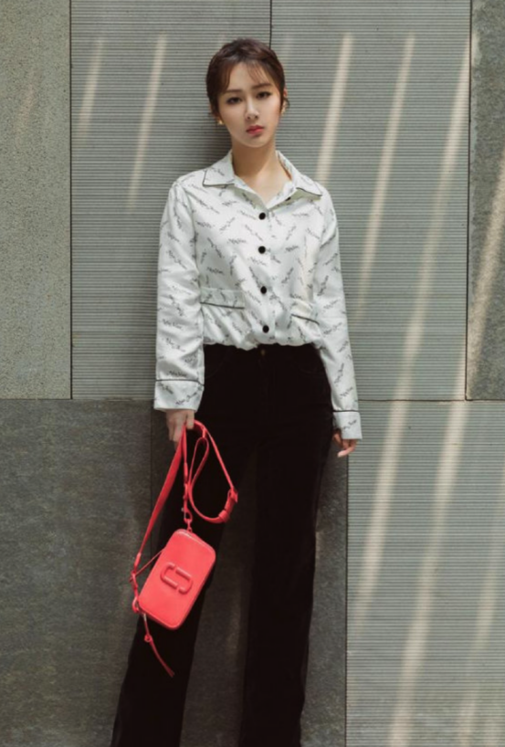 杨紫衬衫穿搭合辑,清新减龄时尚感满满,尽显俏皮姿态