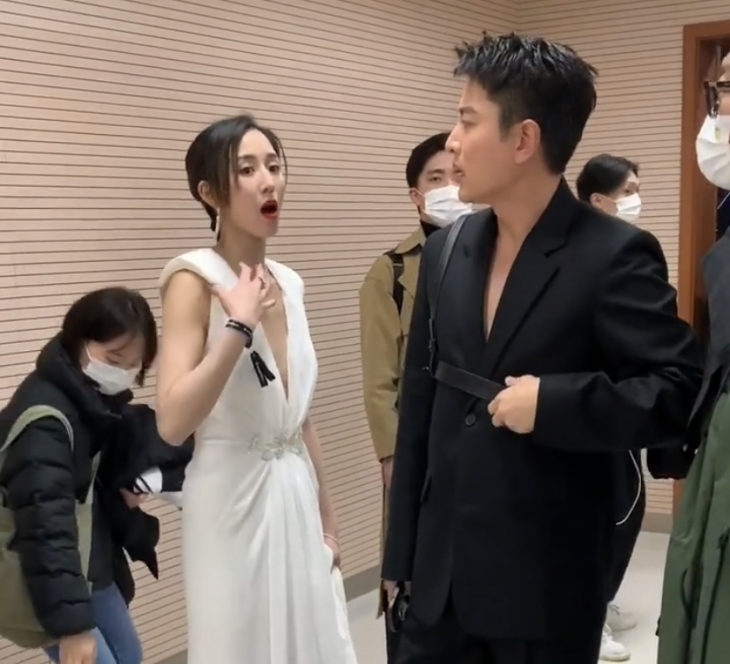 张钧甯偶遇贾乃亮,吐舌头,击拳举止亲密,网友:感觉好般配