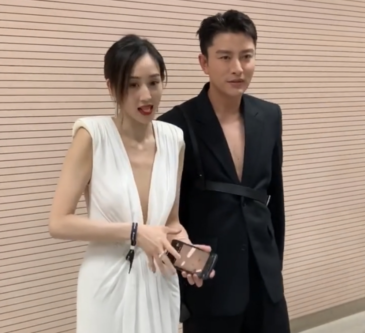 张钧甯偶遇贾乃亮,吐舌头,击拳举止亲密,网友:感觉好般配