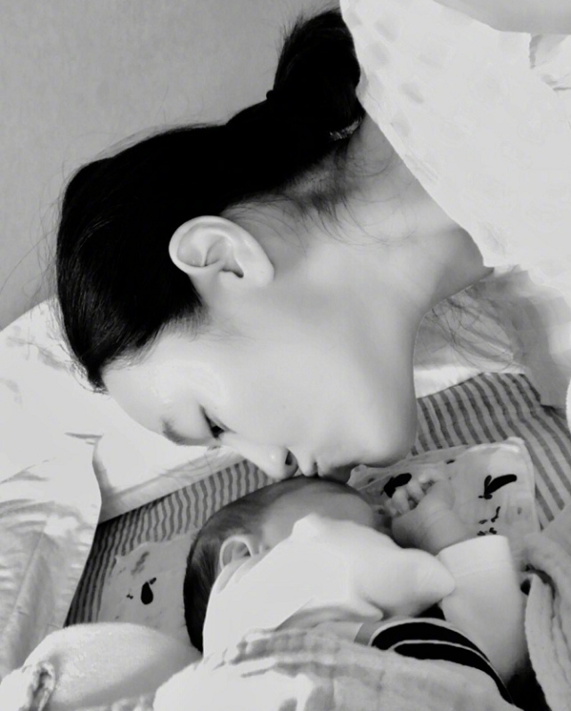 恭喜朱丹二胎产子宣布喜讯臭小子一个