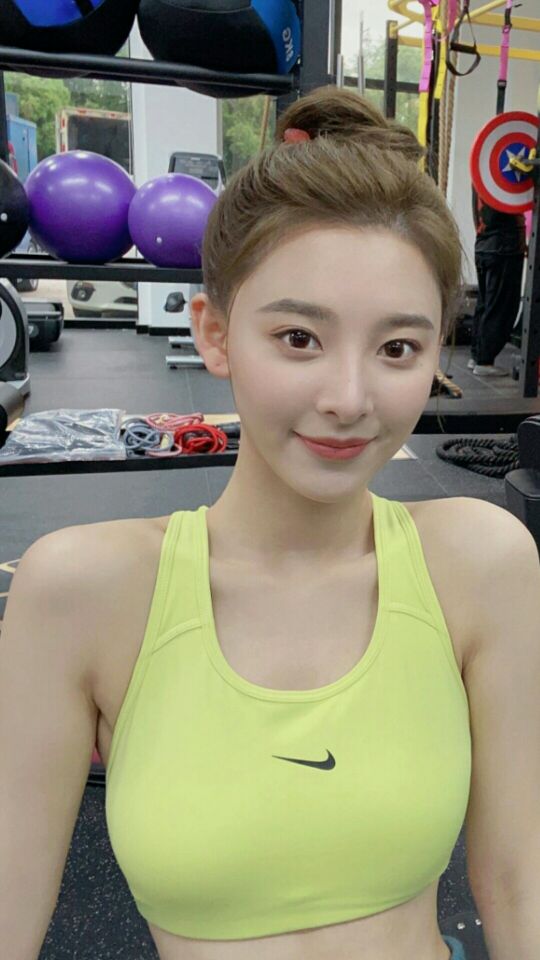 女星刘芷微晒出美照,抹胸裙装更让人着迷