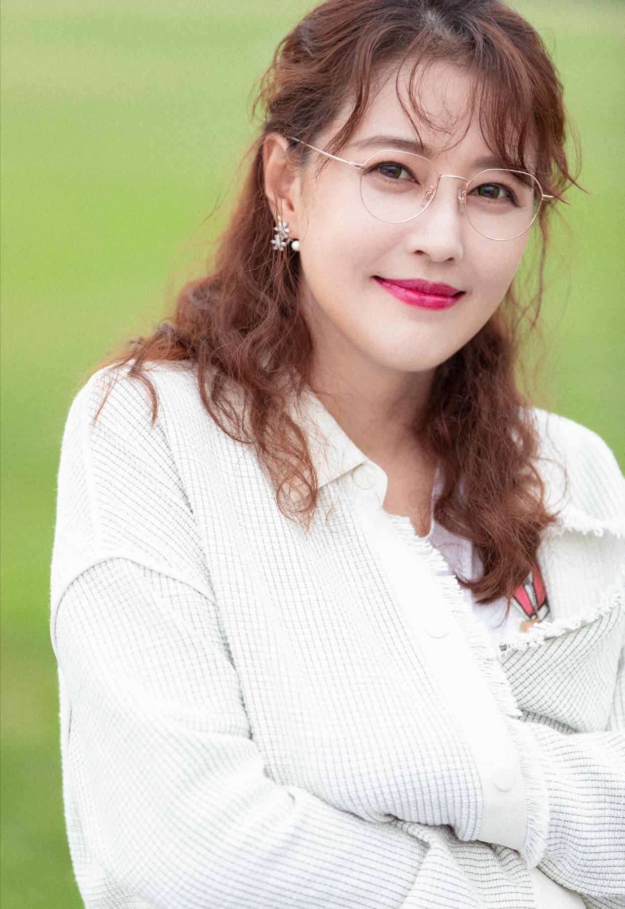 周海媚好有少女感!54岁能将衬衫裙穿出甜美风,齐刘海好减龄