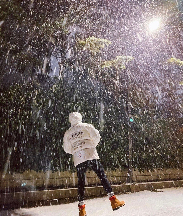 爱豆绝美雪地照金俊勉朴灿烈的男友系冈旻的下雪照最绝