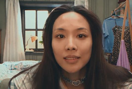 王霏霏被章子怡赞有灵气,镜头直接怼脸,素颜暴露33岁真实状态