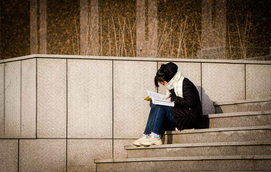 太原理工大学里,一位女生坐在台阶上读书.太原理工大学供图
