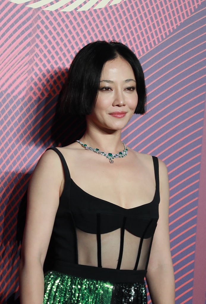 谭卓身着亮片吊带透尽显身材