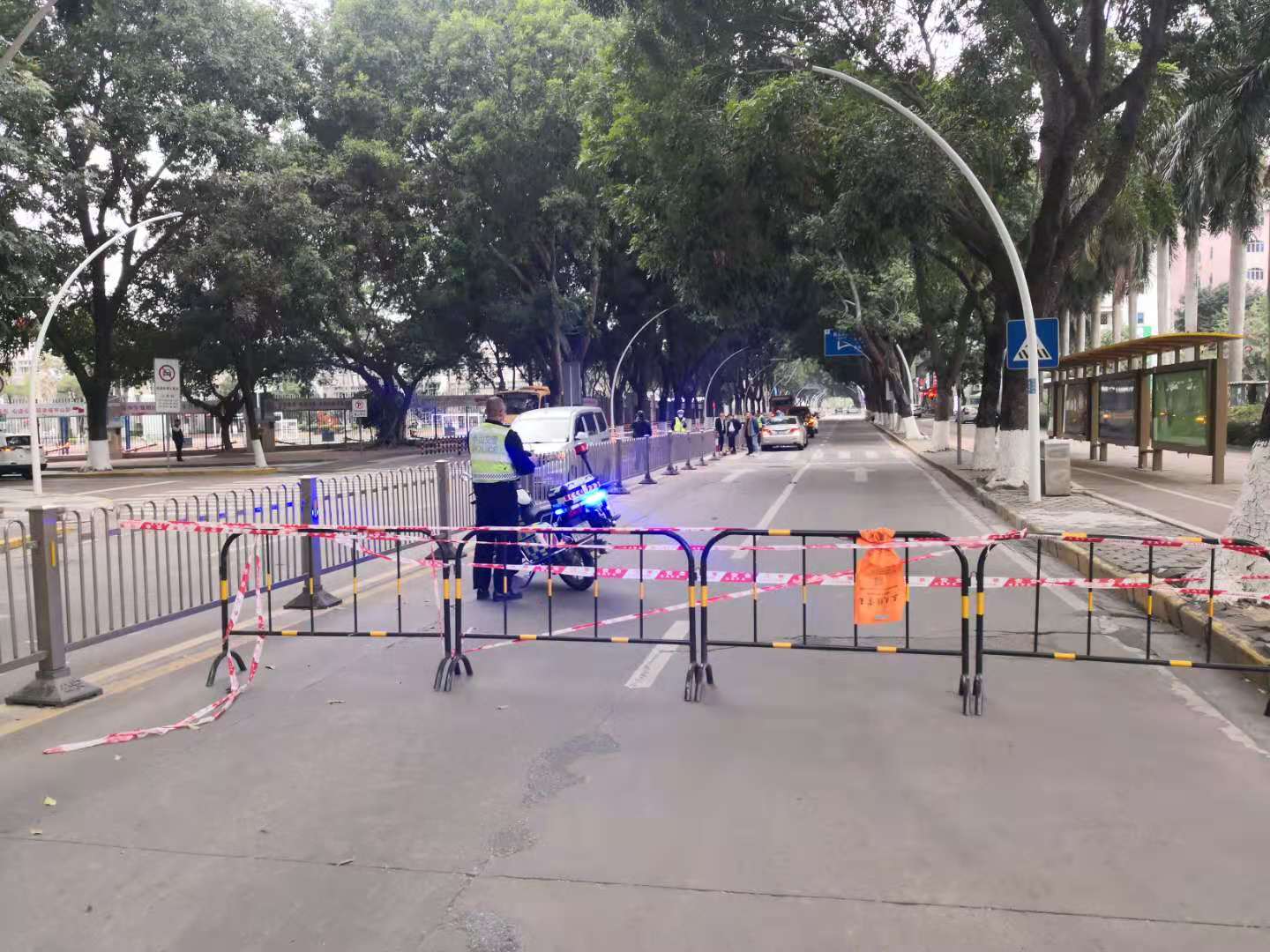 交警接报后,马上对该路段进行交通管制,具体施工方案由相关部门发布