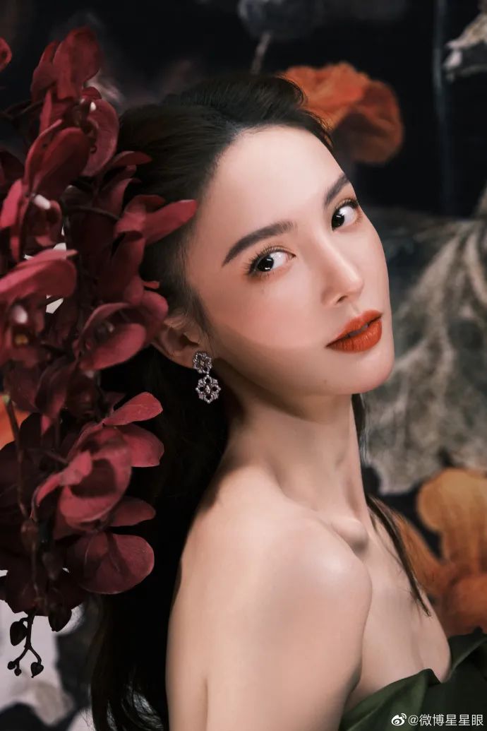 金晨穿绿裙露娇嫩香肩神似费雯丽!冰肌玉骨性感魅力撩人