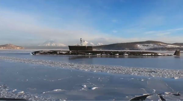 在冰海中航行的“弗拉基米尔·莫诺马赫”号弹道导弹核潜艇。（俄罗斯国防部网站视频截图）