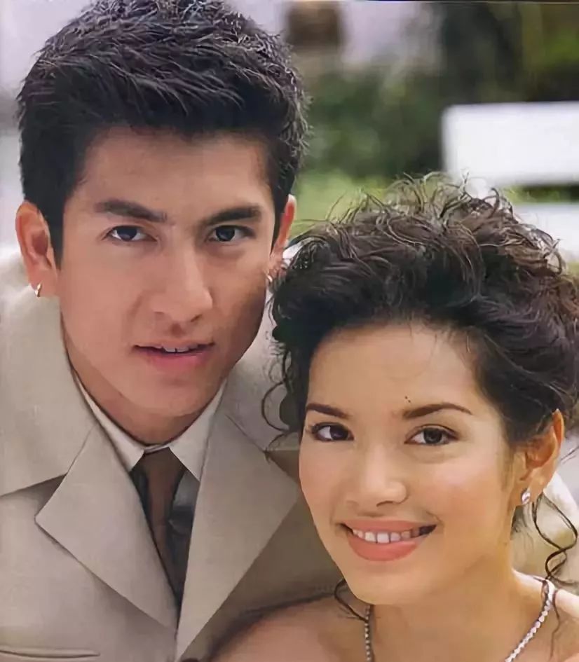 脸中宽鼻厚唇的特质更明显,比如泰国75年出生的女星拼塔安·阿孔萨妮