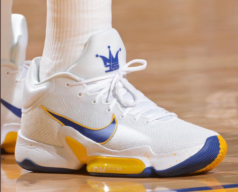 约基奇的球鞋印有"小丑"的logo