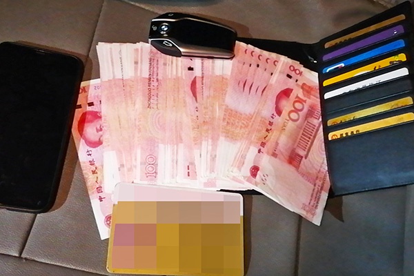 乘客方先生在出租车遗留下的财物