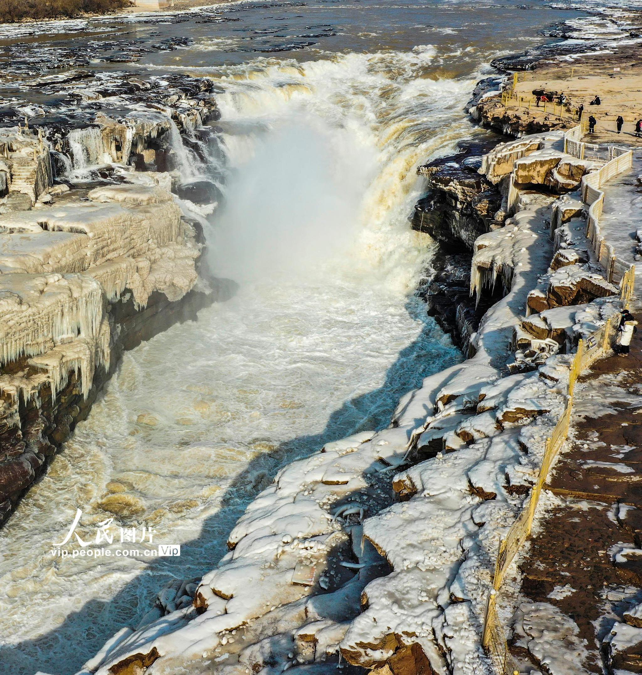 山西吉县黄河壶口瀑布成冰瀑玉壶