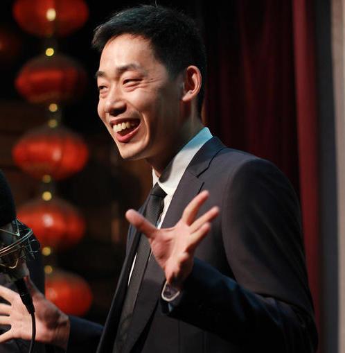 相声演员李丁最大的优点是表演活泼最大的缺点是过于活泼