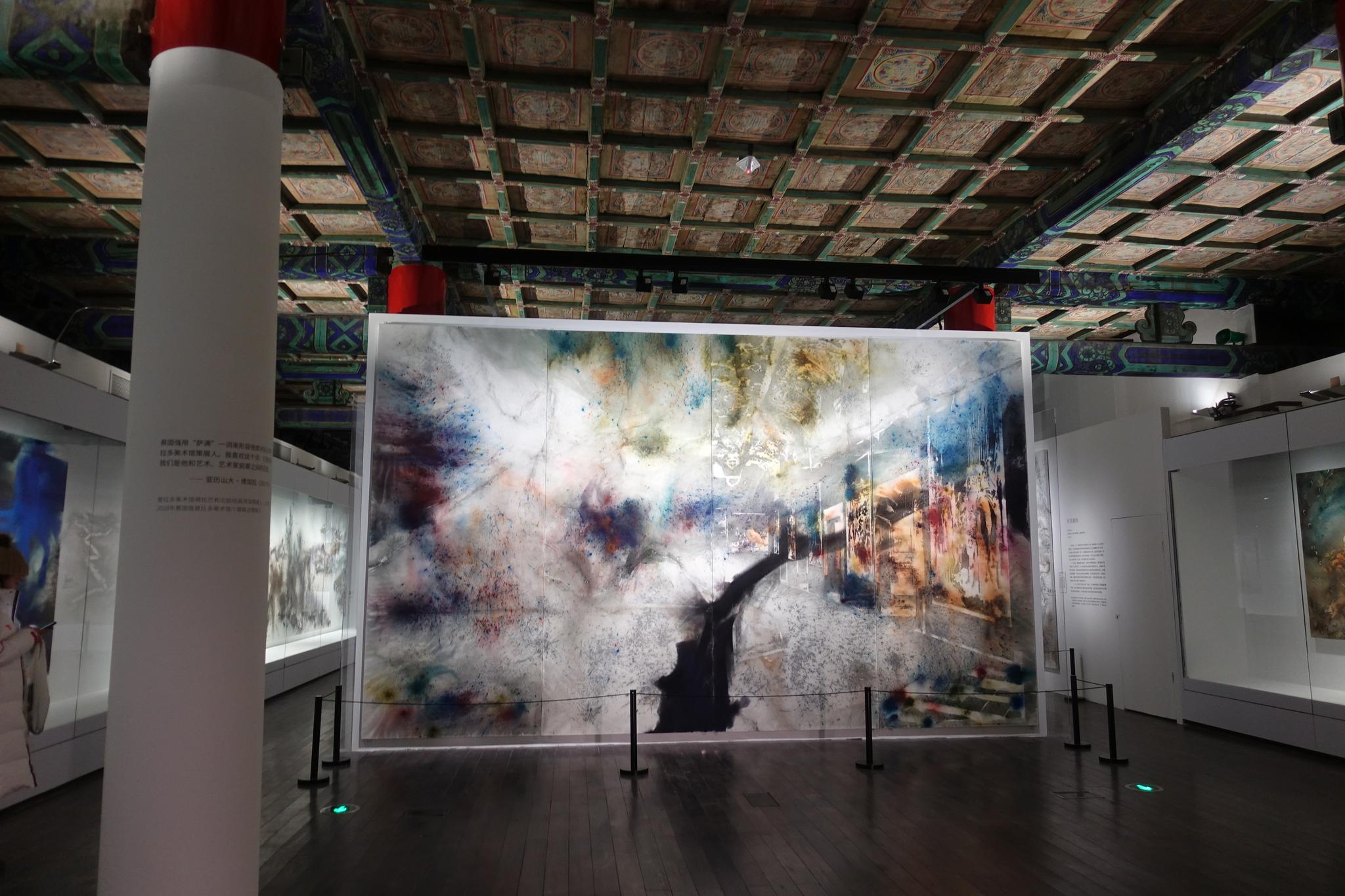 展览现场,《万国大厅》《银河嬉冰》本次展览共展出蔡国强艺术作品180