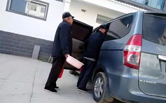 ▲11月15日，两名老人从太和县第五人民医院出院后，中介开车到医院接回。新京报记者 韩福涛摄