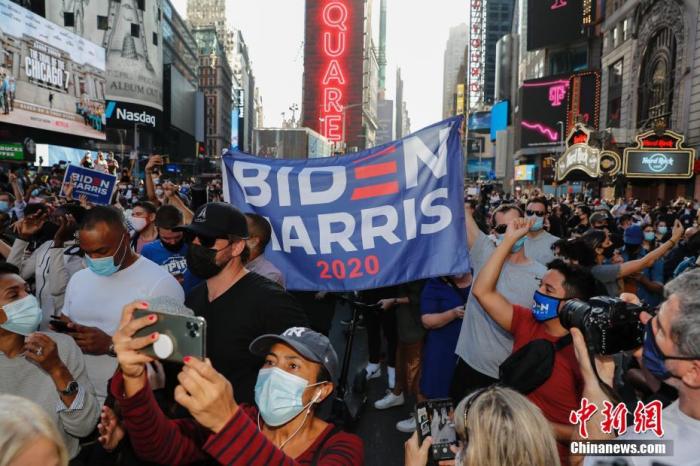 当地时间11月7日，美国民主党总统候选人拜登的支持者聚集在美国纽约时报广场庆祝。中新社记者 廖攀 摄