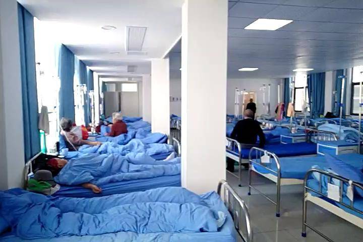 太和县第五人民医院北区的超大病房. 新京报记者 韩福涛摄