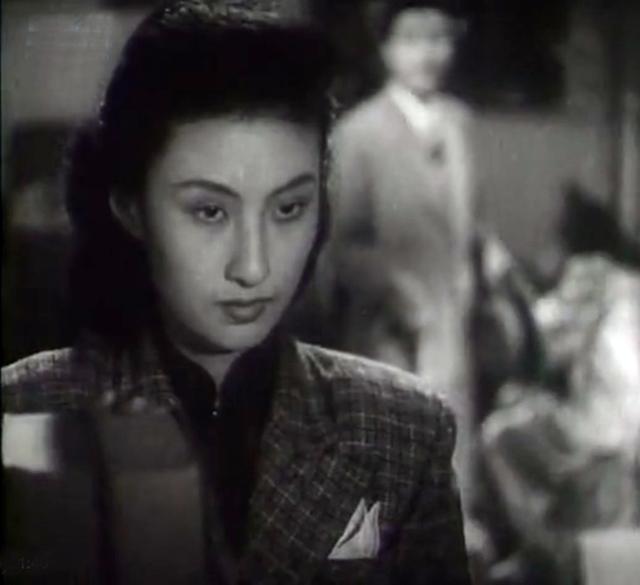 1948年,黄宗英与上官云珠,沙莉等合作,出演了电影《丽人行》,那时,她