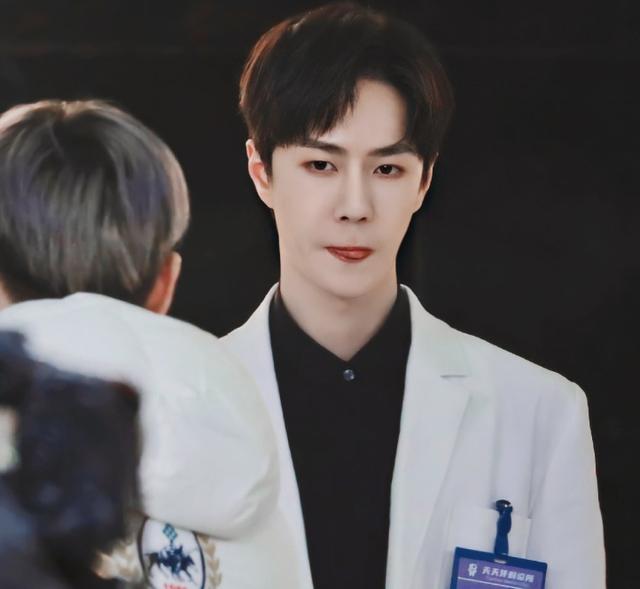 天天向上王一博扮演牙医白大褂造型太惊艳有小说男主味了