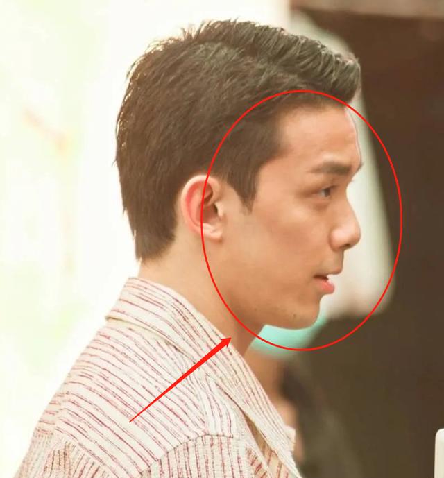 少年老成?20岁吴磊新剧路透照发福明显,侧脸鼻子塌显老气