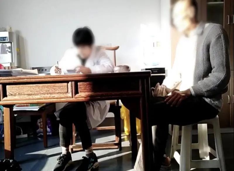 ▲太和普济中医院的医生给一名胃痛老人办理住院时，劝说老人将病情登记成腰痛病。新京报记者 韩福涛摄