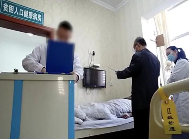 ▲太和东方医院的医生查房时，叮嘱“病人”最近有检查少外出。新京报记者 韩福涛摄