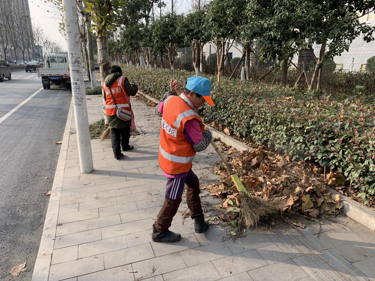 越城街头落叶纷飞满城尽带 黄金甲 落叶 越城 黄金甲 新浪新闻