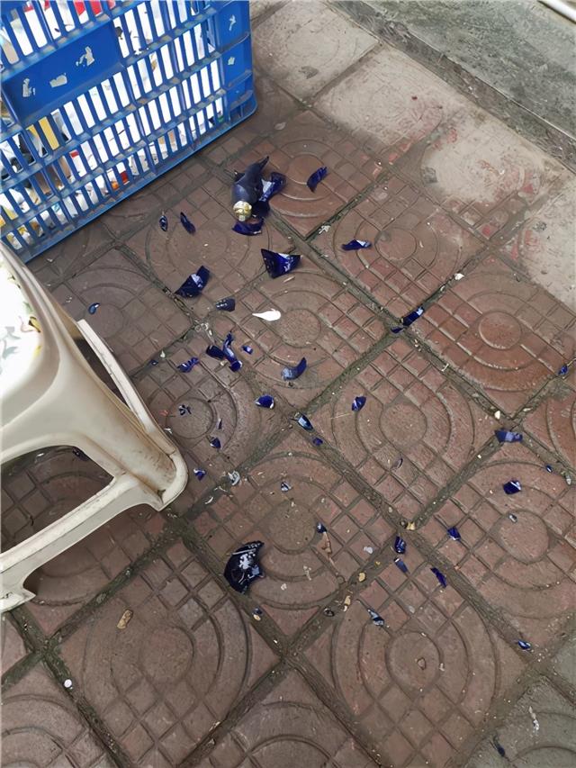 楼上飞下一酒瓶差点砸中快递点女老板,谁干的?