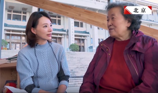 董卿与朗读者程俊玲交谈74岁的程俊玲奶奶给远在天堂的老伴读了一封信