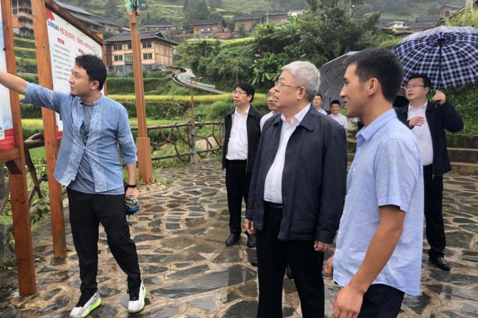 国务院扶贫办党组书记,主任刘永富前往雷山县白岩村调研百美村宿乡村