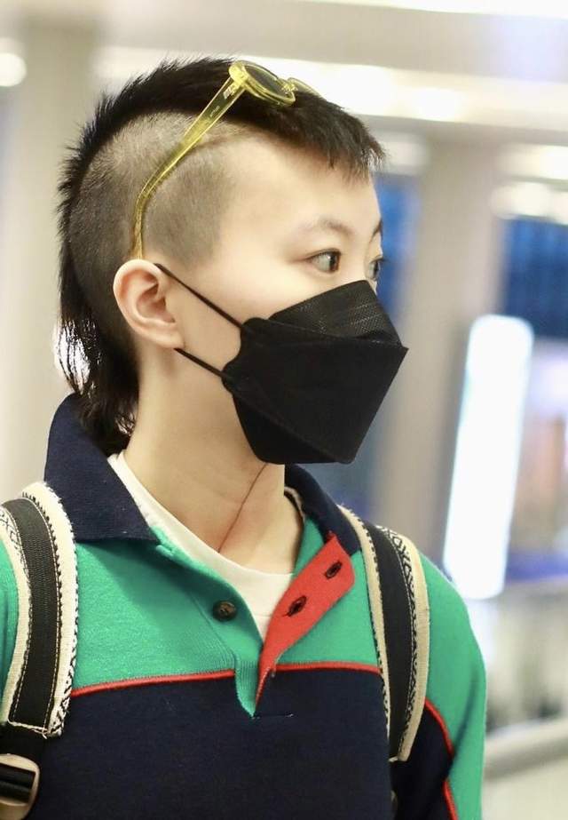 窦靖童顶鸡冠子发型现身明明是女生却打扮成男孩样太放飞