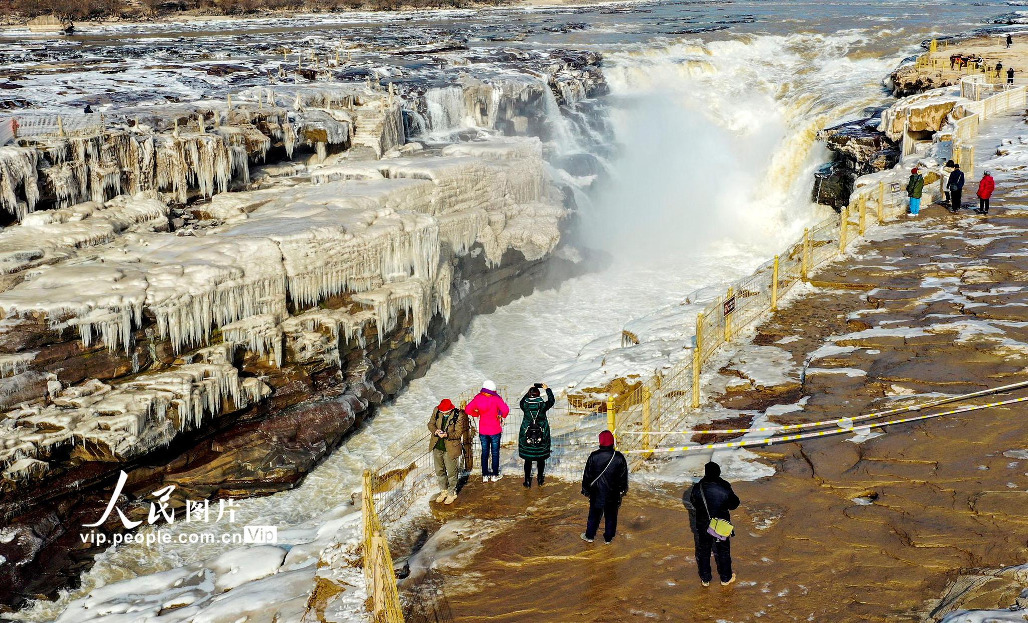 山西吉县黄河壶口瀑布成冰瀑玉壶
