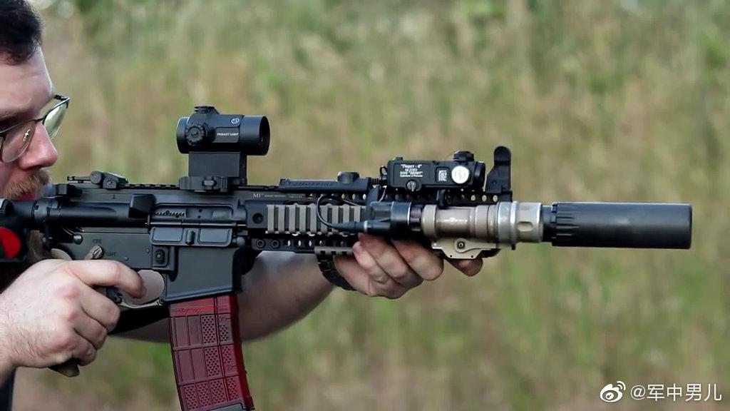 由m4a1演变而来的近战步枪:mk18 配备枪灯与瞄准镜射击测试