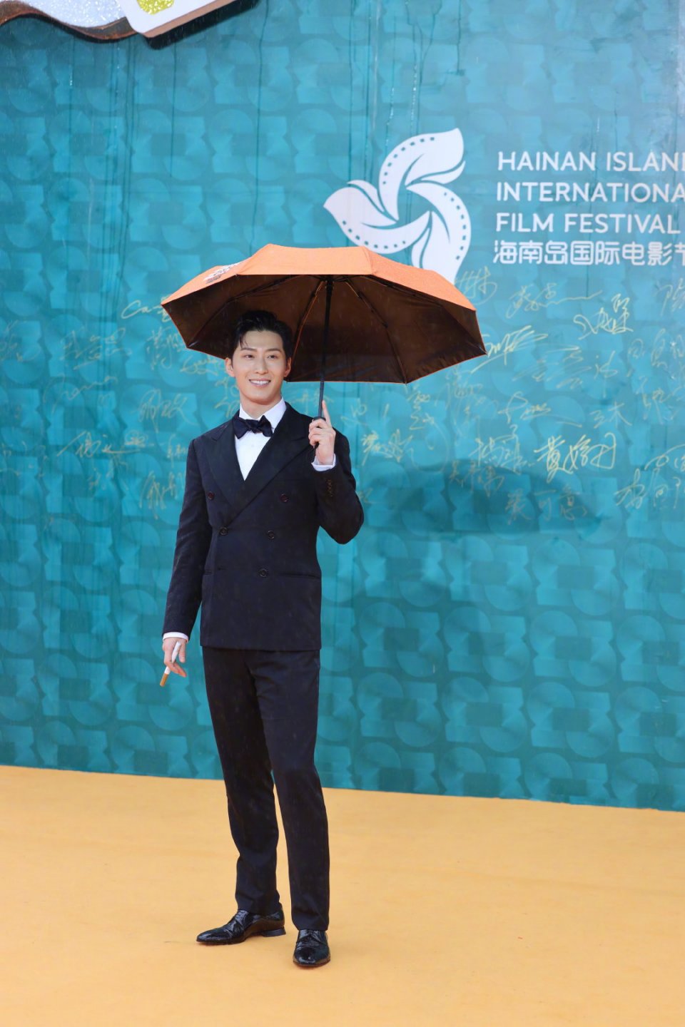 窦骁西装造型亮相电影节闭幕式,风度翩翩,阳光帅气