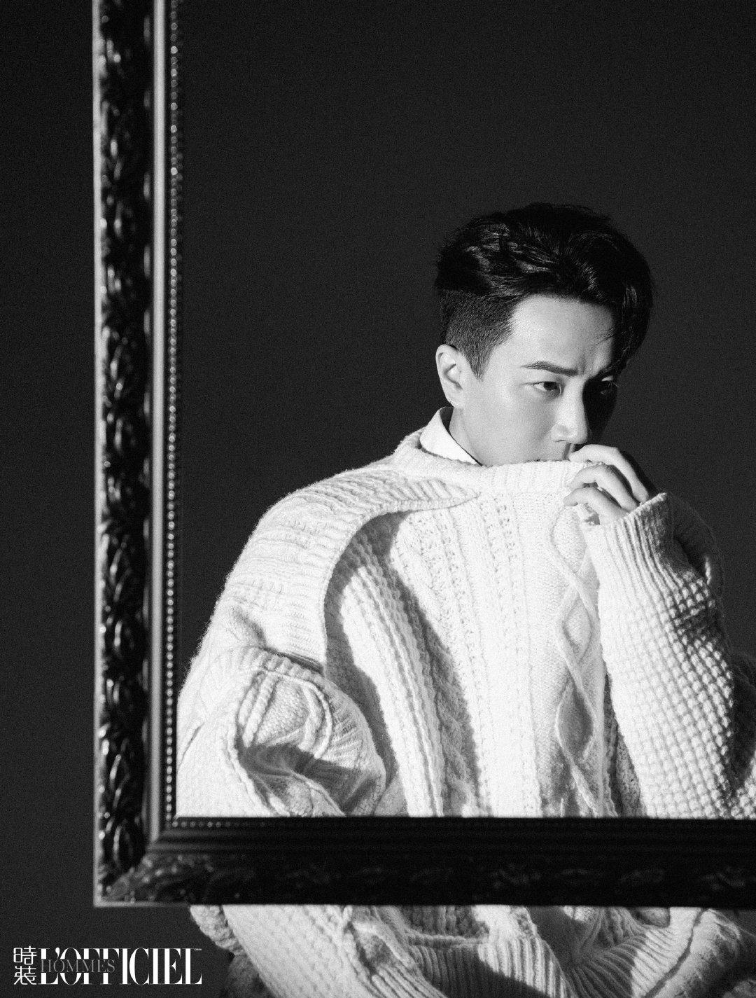 《时装男士》曝光@刘恺威 全新黑白光影大片,或低头浅笑