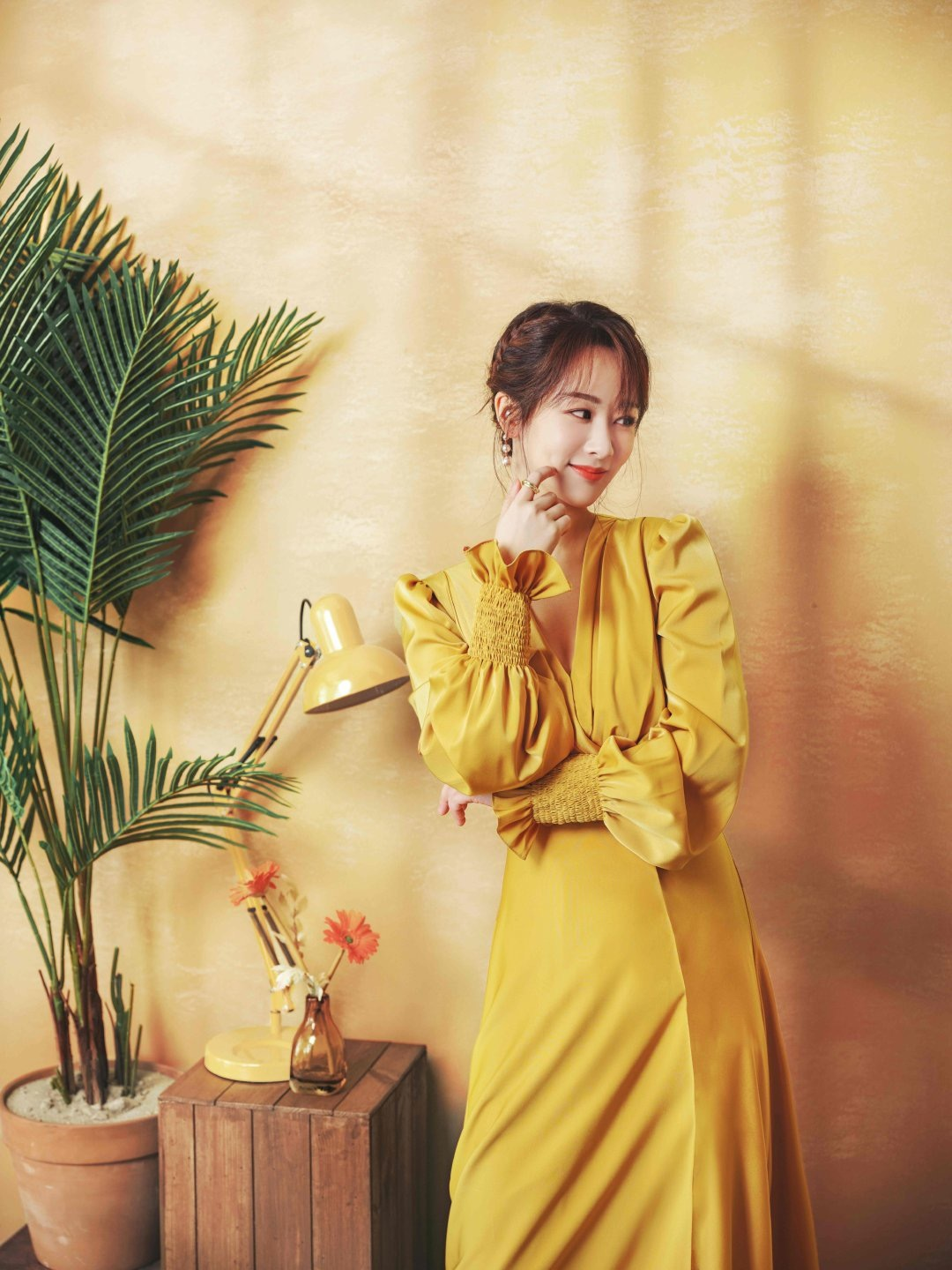 杨紫双色大片高级感十足,身穿嫩黄色连衣裙,时髦画风太戳人