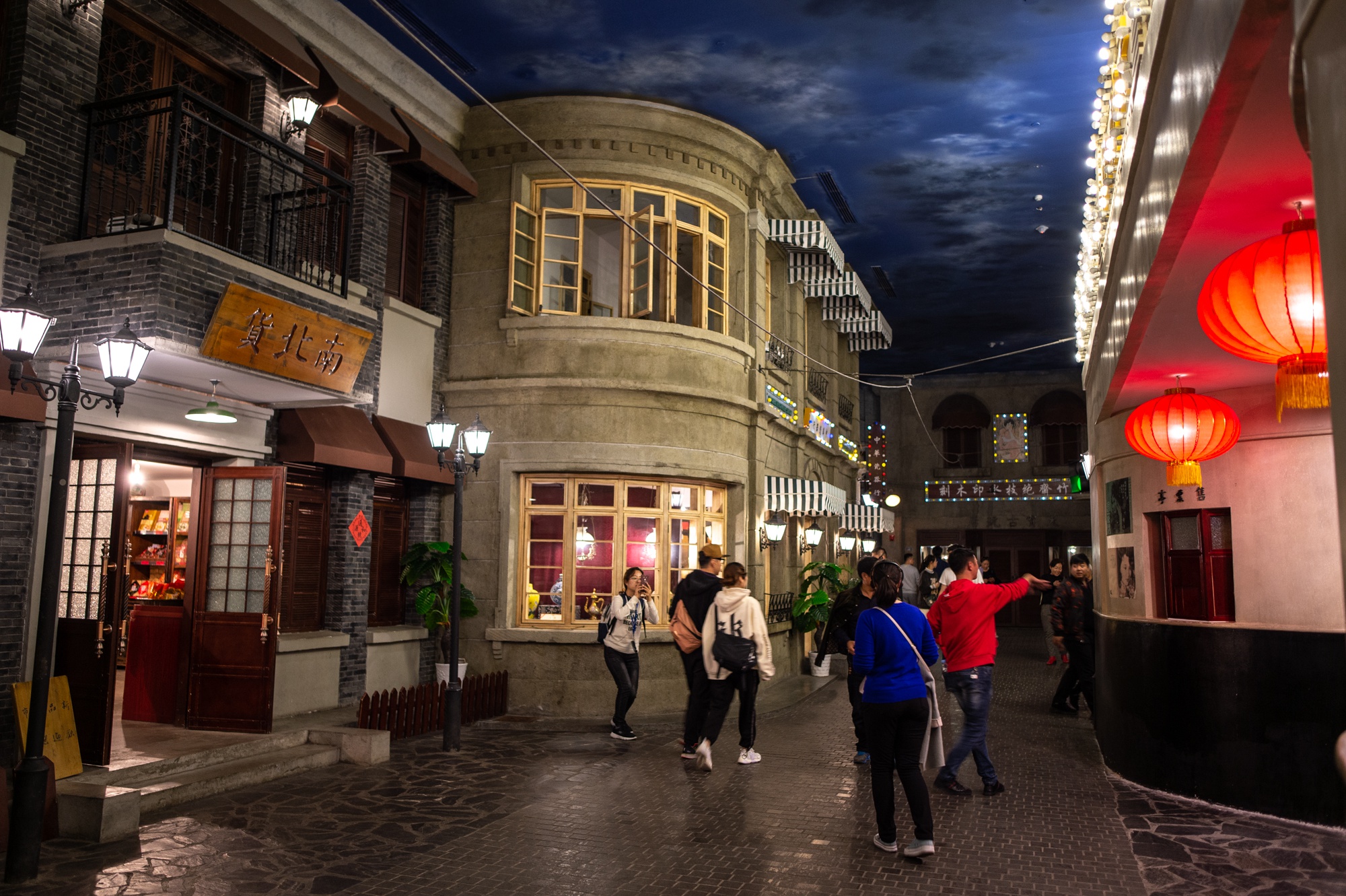 南京奇特的景点,地下藏了个"民国街",有银行有火车非常繁华