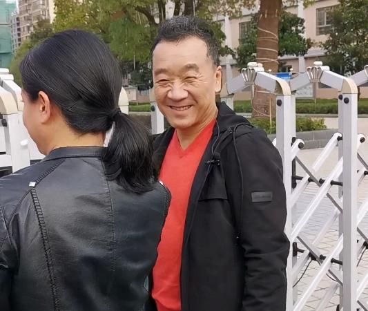 态度亲和身着朴素,曾为40块放弃陪产妻子|刘亚津|张国丰|妻子_新浪