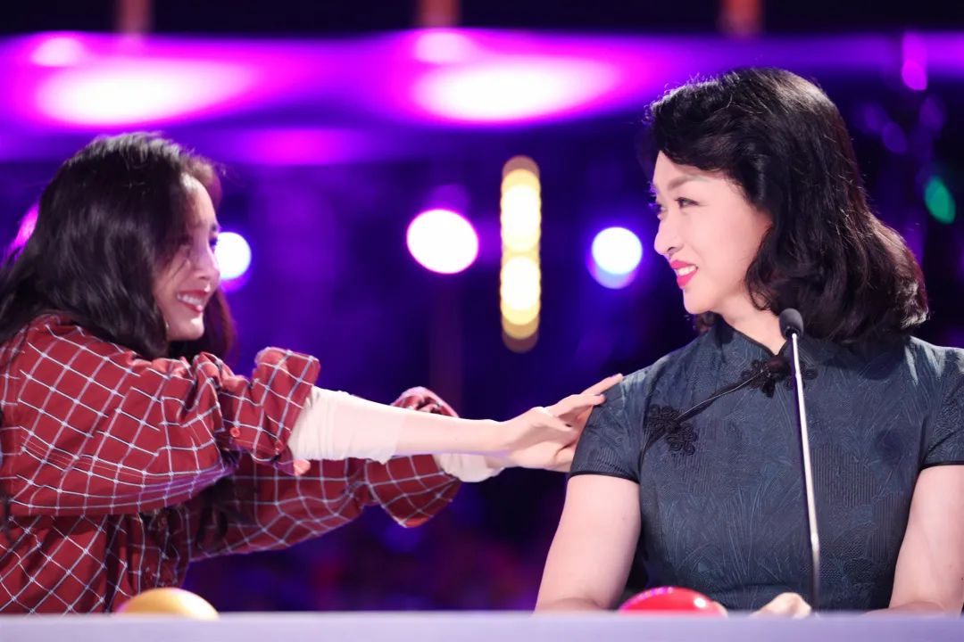 杨幂录制哥哥与金星同台热聊郑爽未亮相被质疑是塑料姐妹