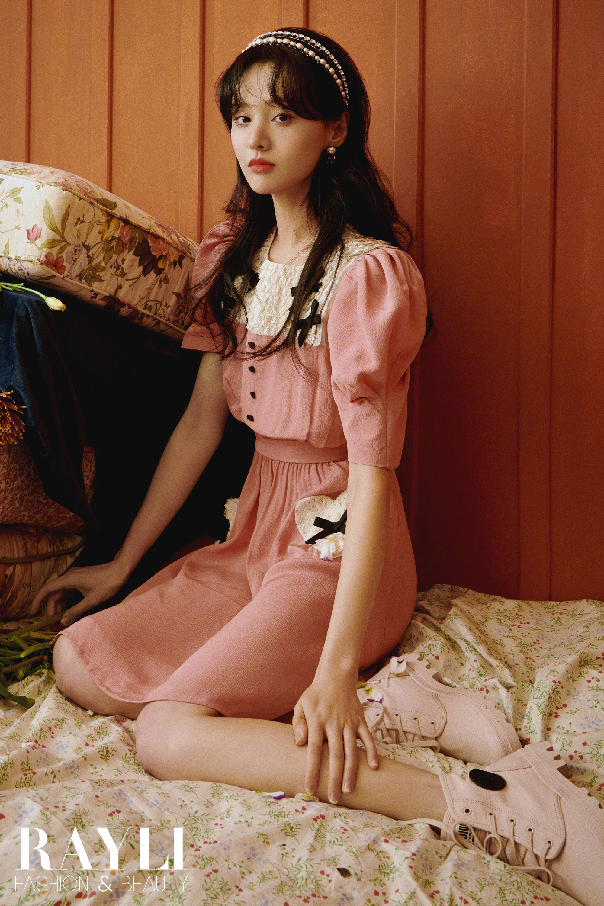 郑爽2021年首个大刊霸屏!