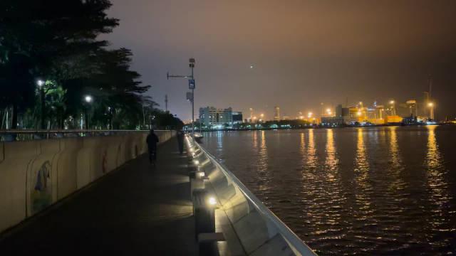晚上在海滨木栈道走一走,感受不一样的心情…………_新浪新闻