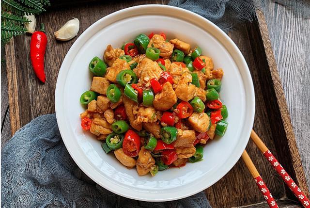 超下饭辣椒炒鸡丁10分钟搞定不老不柴好吃营养