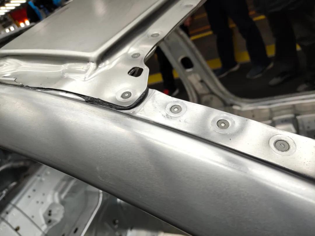 据介绍,奇瑞捷豹路虎工厂每天都会挑一个已完成自冲铆接的白车身进行