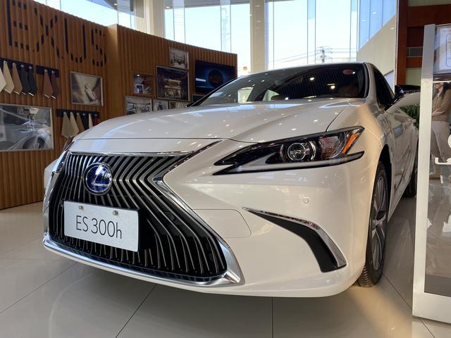 实拍雷克萨斯es300h374万起无优惠动力仍是痛点