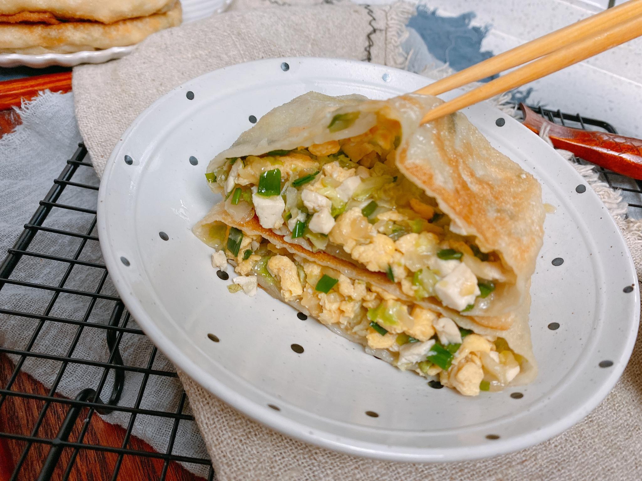 冬天要多吃白菜馅饼,不发面不烫面,皮薄馅多不破皮,放凉也不硬